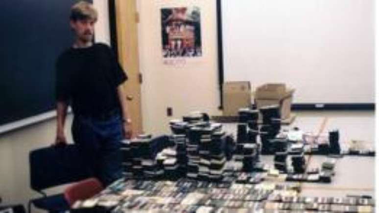 Flagg Miller com as fitas da Al-Qaeda, sobre as quais lan&ccedil;ou um livro 10 anos depois