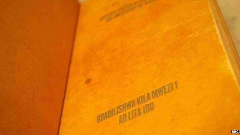 As instruções de uso do filtro estão impressas nas páginas do livro, em inglês e no idioma local