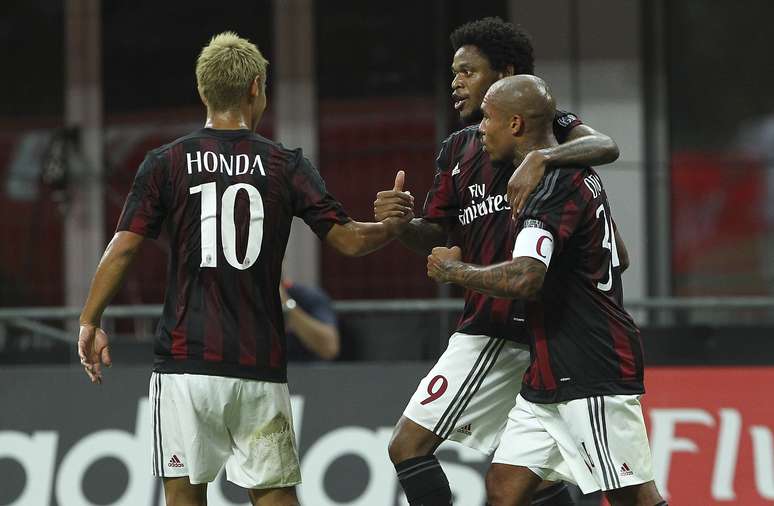 Ex-atacante do Inter fez um dos gols do Milan na vitória por 2 a 0