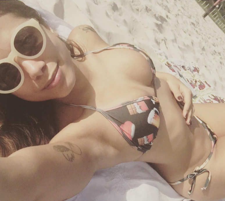 Anitta posta foto de biquíni e exibe boa forma em praia do Rio de Janeiro, nesta segunda-feira (17)