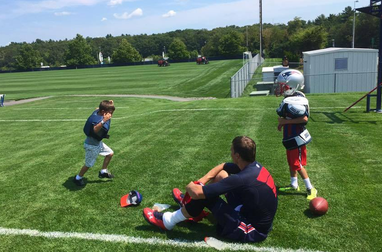 Tom Brady posta fotos dos dois filhos, Benjamin e John, neste domingo (16)