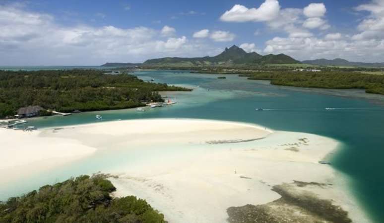 Ilha paradisíaca é rota de navios em viagens longas