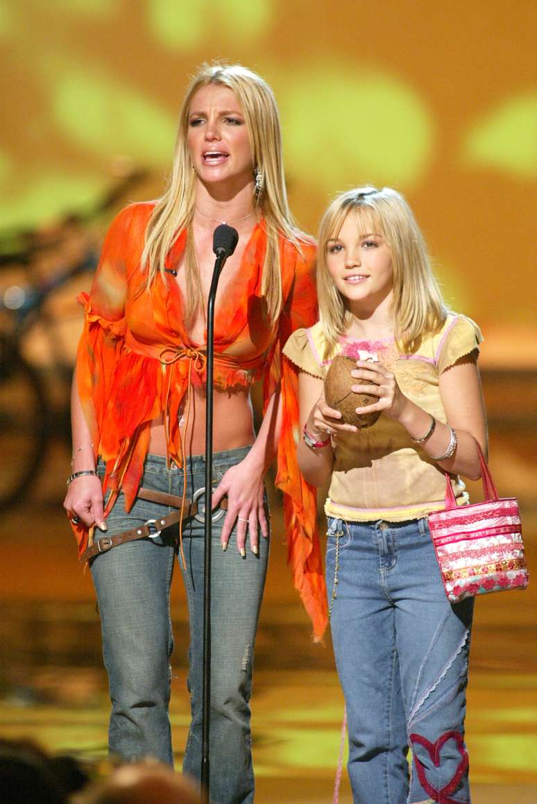 Em 2002, Britney recebe o prêmio ao lado de sua irmã, Jamie Lynn Spears, com jeans de cintura baixa e blusa com barra destroyed, fazendo jus ao título de rainha pop da época