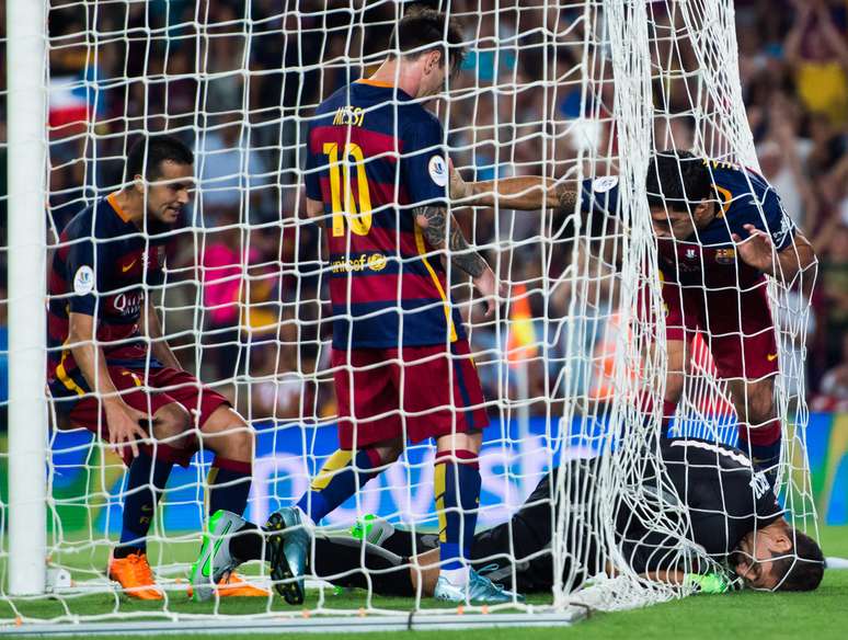 Jogadores tentam tomar bola do goleiro do Bilbao após gol marcado por Messi