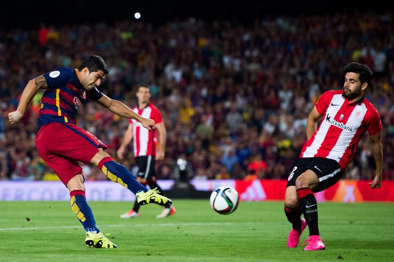 Suárez arrisca chute a gol em empate do Barcelona