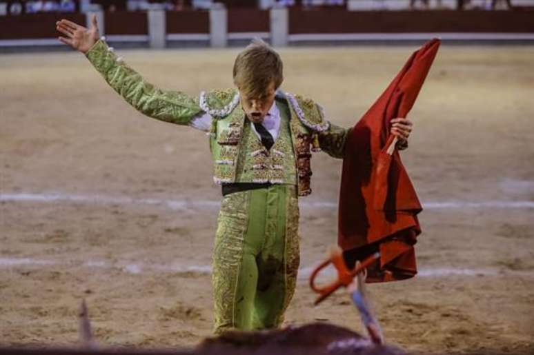 Javier Jim&eacute;nez na festa da Virgem da Paloma, enfrentando um touro na pra&ccedil;a de Las Ventas, em Madri, Espanha