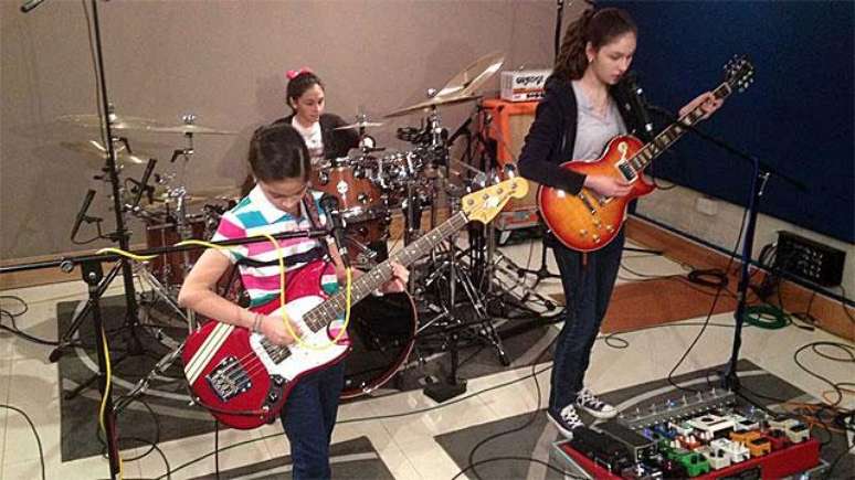Graças ao sucesso na web, meninas conseguiram arrecadar o dinheiro necessário para estudar música em Boston (Foto: thewarningband.com)