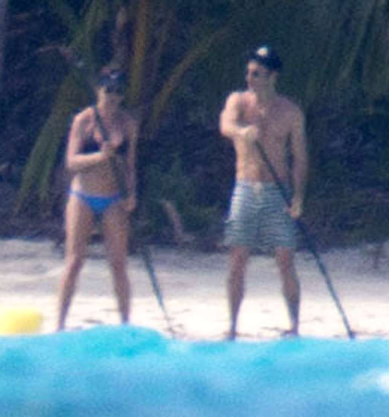 Jennifer Aniston e Justin Theroux praticam stand up paddle em Bora Bora