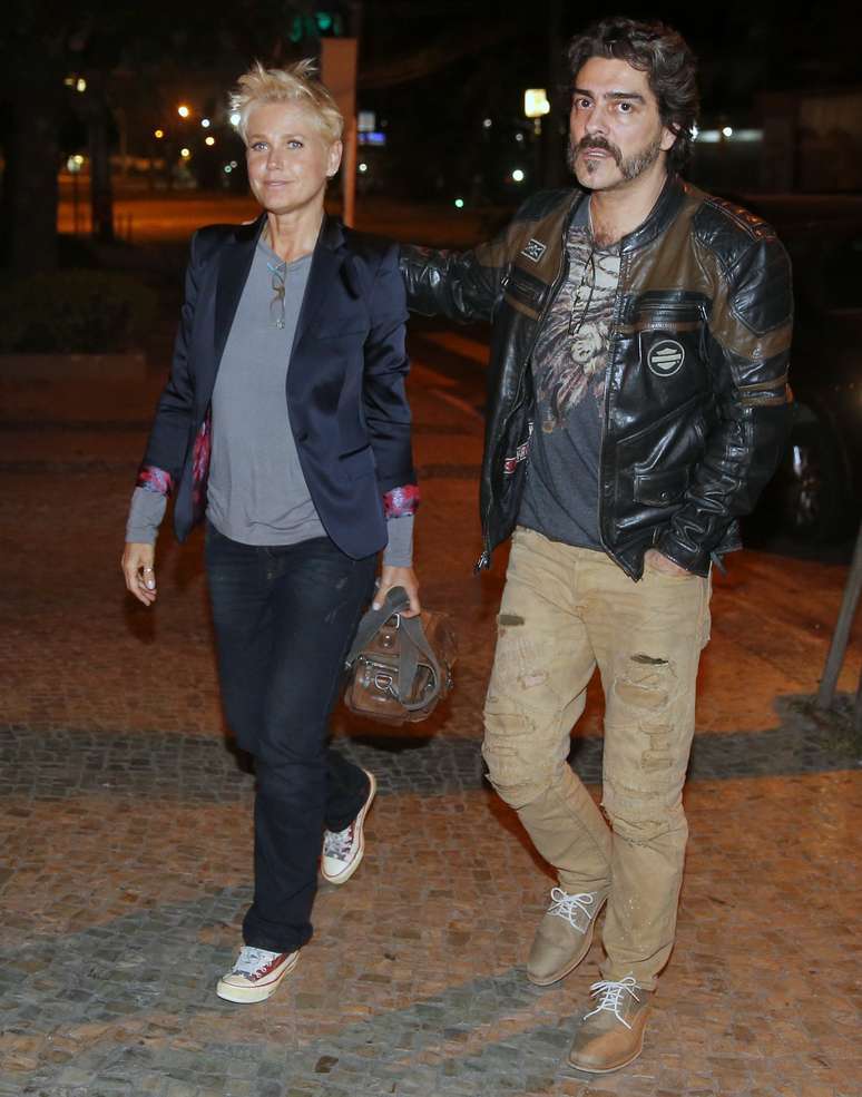 Depois da estreia, Xuxa foi jantar com a família, incluindo namorado Juno Andrade, também com jeans e blazer, completando com camiseta e tênis