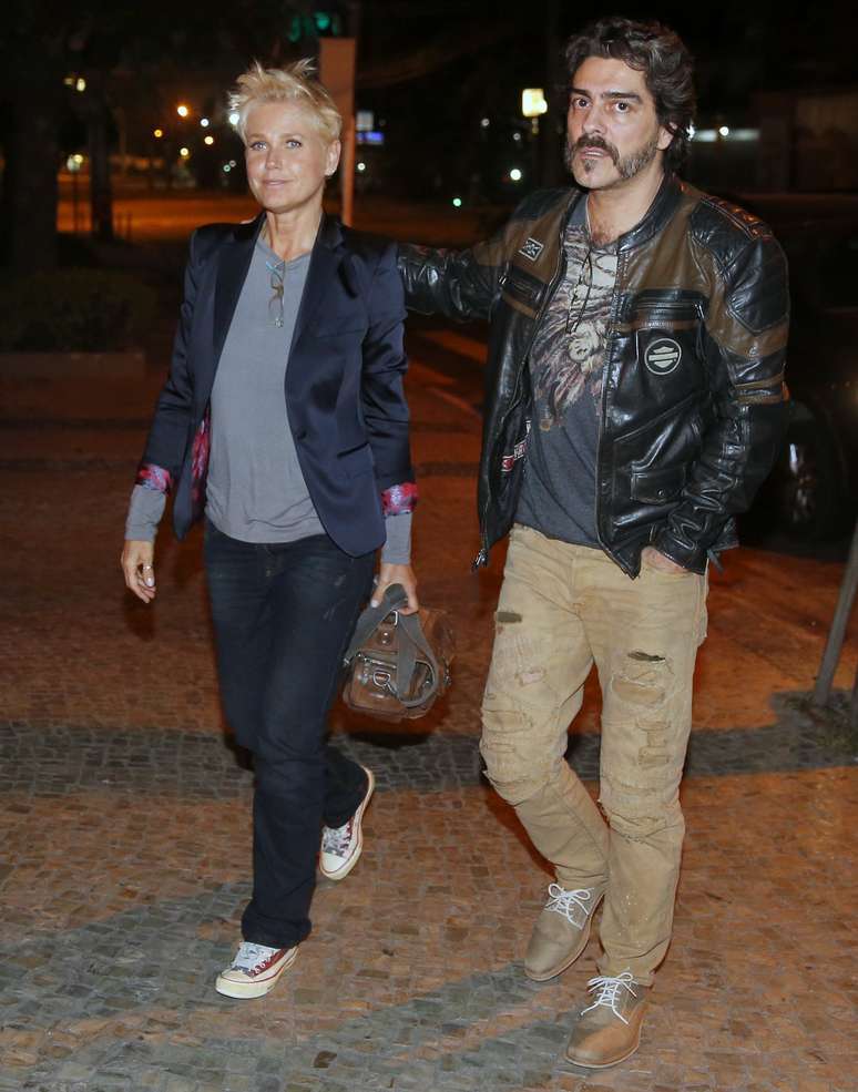 Depois da estreia, Xuxa foi jantar com a fam&iacute;lia, incluindo namorado Juno Andrade, tamb&eacute;m com jeans e blazer, completando com camiseta e t&ecirc;nis