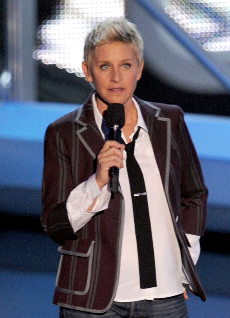 A apresentadora Ellen Degeneres, com paletó, camisa e jeans: estilo que pode ter servido de inspiração para Xuxa 