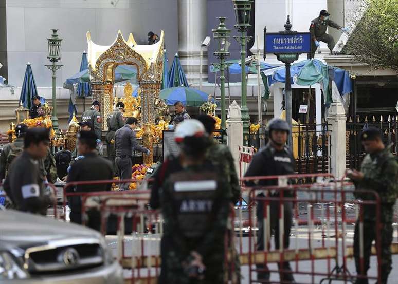 A explosão ocorreu na noite de segunda-feira na capital tailandesa. Pelo menos 20 pessoas morreram e cem ficaram feridas.