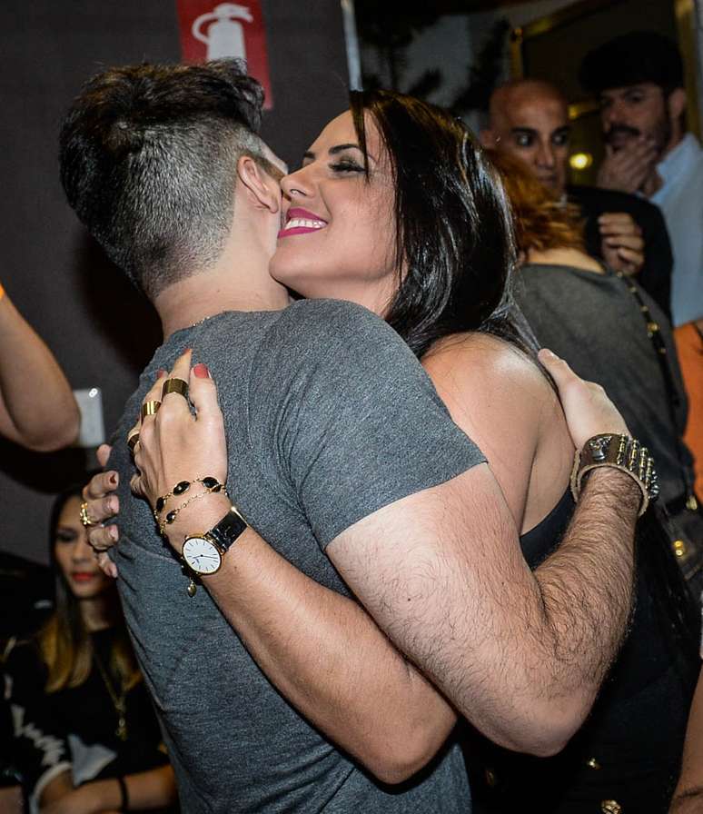 Graciele Lacerda, namorada de Zezé Di Camargo, abraça Phillipe, após show da dupla Dablio e Phillipe, nesta terça-feira (18)
