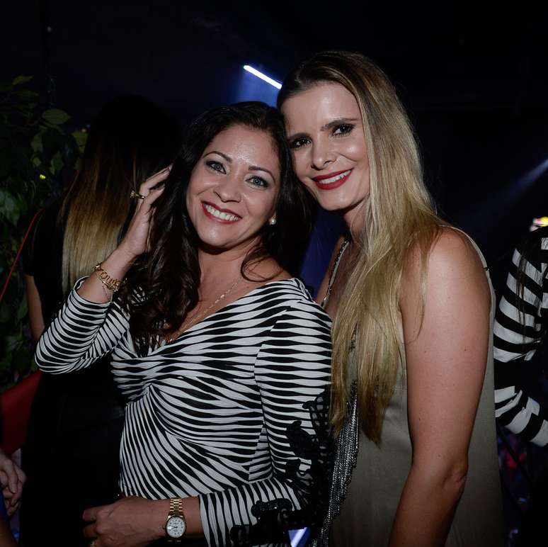 A m&atilde;e de Nathan Phillipe, Mariana Costa, ex de Luciano, e Fl&aacute;via Fonseca, atual, ap&oacute;s show da dupla Dablio e Phillipe, nesta ter&ccedil;a-feira (18)