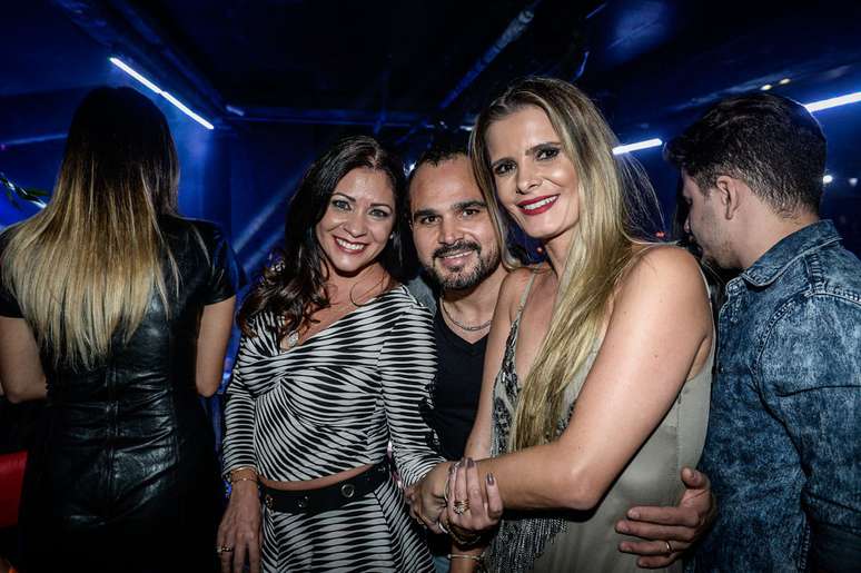 Luciano abraça a ex-mulher e mãe de Nathan Phillipe, Mariana Costa, e a atual, Flávia Fonseca, após show da dupla Dablio e Phillipe, nesta terça-feira (18)