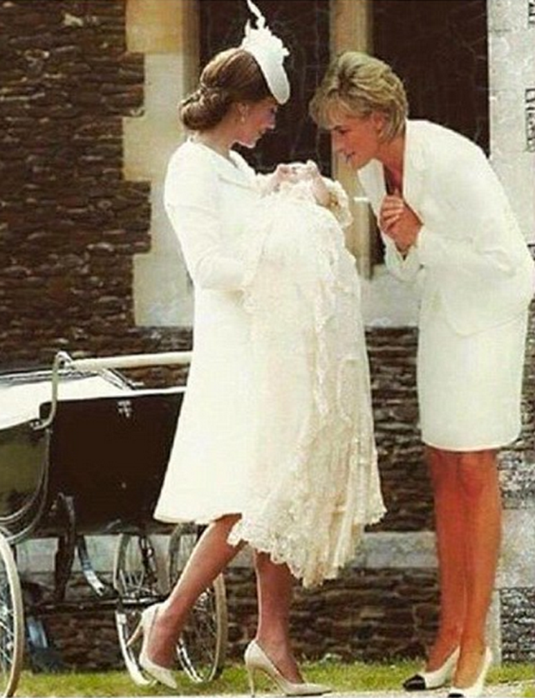 Na montagem, a princesa Diana observa a neta, Charlotte, no colo de Kate Middleton