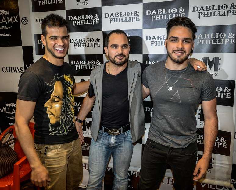 Luciano ao lado do filho Nathan Phillipe (&agrave; dir.) e Dablio, ap&oacute;s apresenta&ccedil;&atilde;o da dupla Dablio e Phillipe, nesta ter&ccedil;a-feira (18)