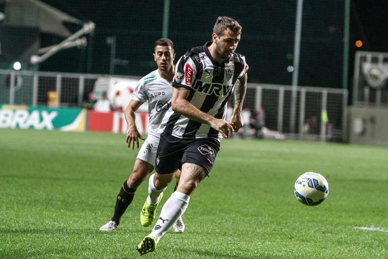 Pratto tenta escapar de marcação do Figueirense