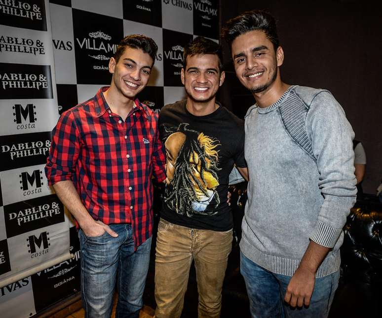 Wigor Lima, Dablio e Marcos Henrique (da esq. para dir.), após show da dupla Dablio e Phillipe, nesta terça-feira (18)