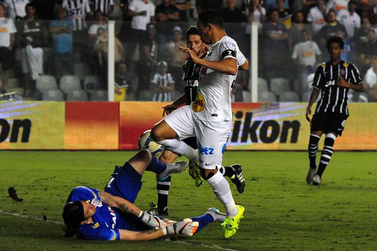 Cássio sai aos pés de Ricardo Oliveira para evitar gol santista