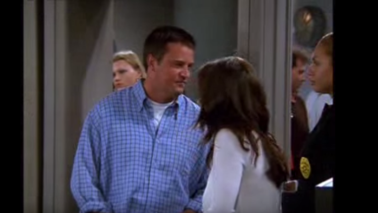 Chandler faz piada ao passar pelo detector de metais, enquanto Mônica coloca o cinto