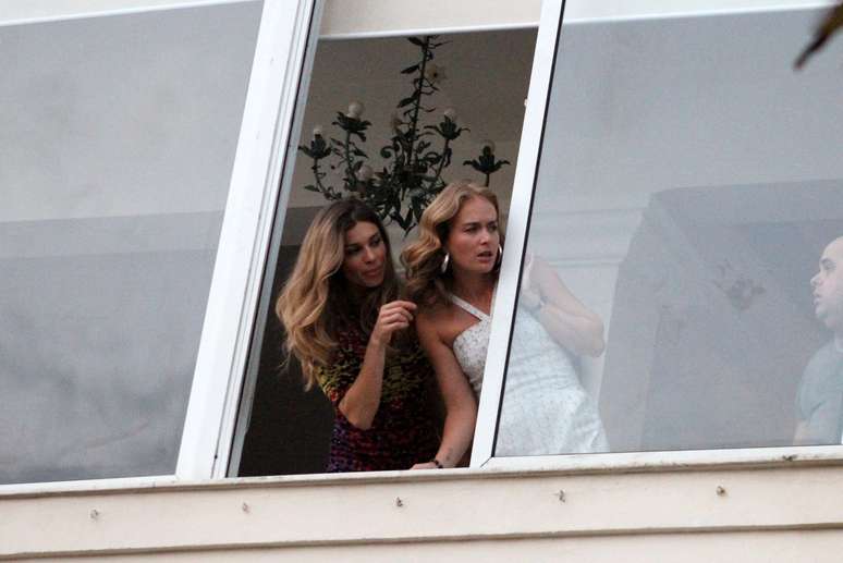 Grazi Massafera e Angélica na janela de um apartamento na praia do Arpoador, no Rio de Janeiro, durante gravação de &#034;Estrelas&#034;