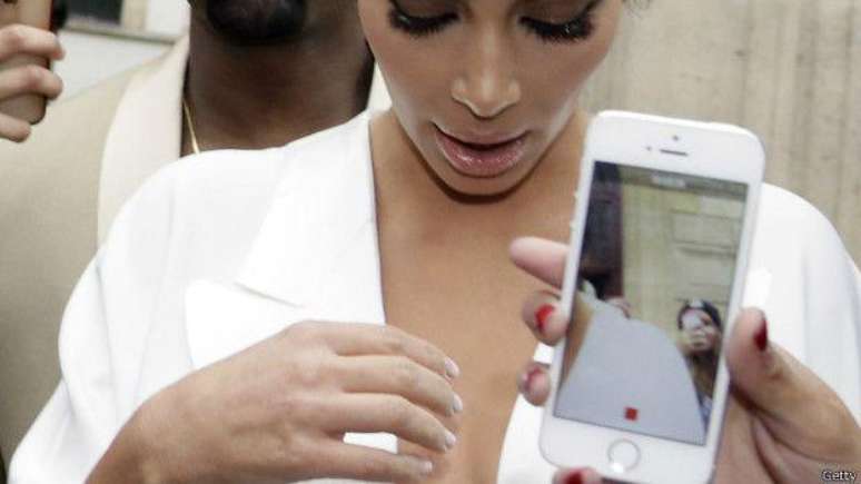 A estrat&eacute;gia de Kim coordena v&aacute;ras plataformas: Instagram, Twitter e o blog