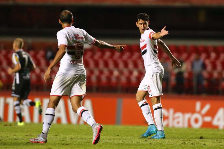 Carlinhos e Ganso bateram boca no segundo tempo