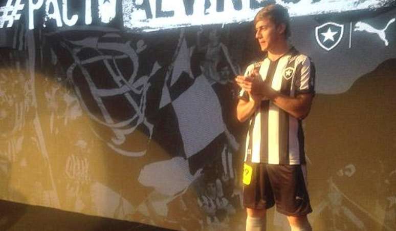 HOME - Apresentação do novo uniforme do Botafogo em General Severiano - Luis Henrique