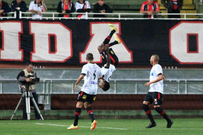 Atlético-PR leva boa vantagem para decidir na Arena da Baixada