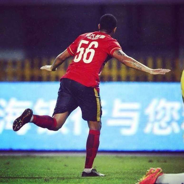 Robinho comemora gol pelo Guangzhou Evergrande