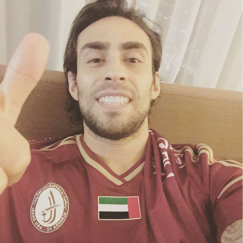 Valdivia chegou a Abu Dhabi para defender o Al Wahda