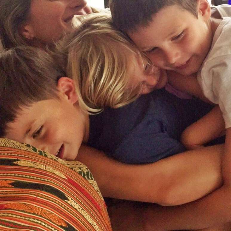 Gisele posta foto abraçada com os filhos e o enteado
