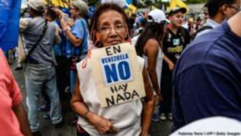 Escassez de produtos básicos, alvo de protestos, é atribuída pelo governo Maduro à revenda ilegal