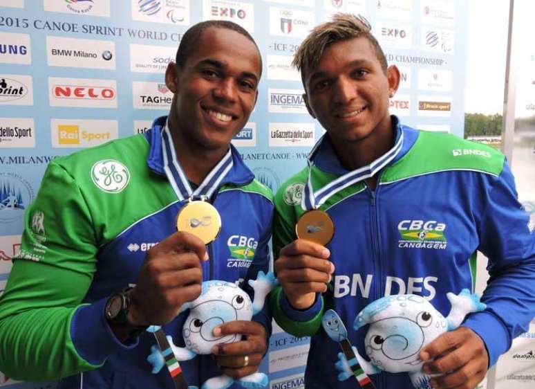 Erlon de Souza e Isaquias Queiroz exibem medalhas de ouro conquistadas em Milão
