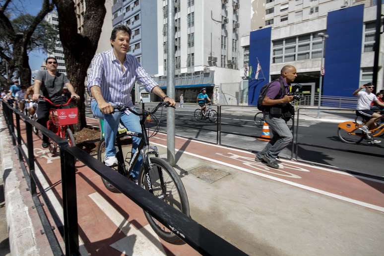 Fernando Haddad anda de bicicleta em inauguração de ciclovia no centro de São Paulo