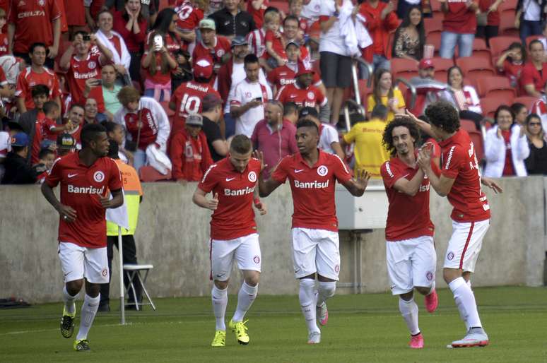 Jogadores do Inter comemoram o gol marcado pelo meia Valdivia