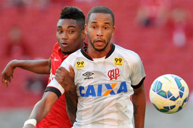 Internacional vence o Atlético-PR no Beira-Rio