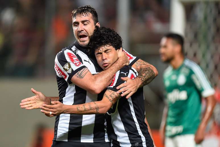 Lucas Pratto comemora com Luan um dos gols do Atlético-MG sobre o Palmeiras