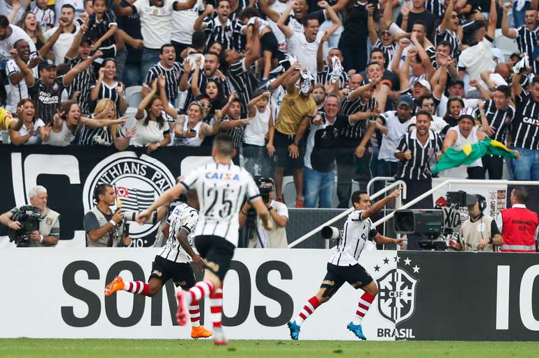 Jadson comemora seu gol na frente da torcida do Corinthians, que esgotou os 41 mil ingressos disponibilizados para o jogo