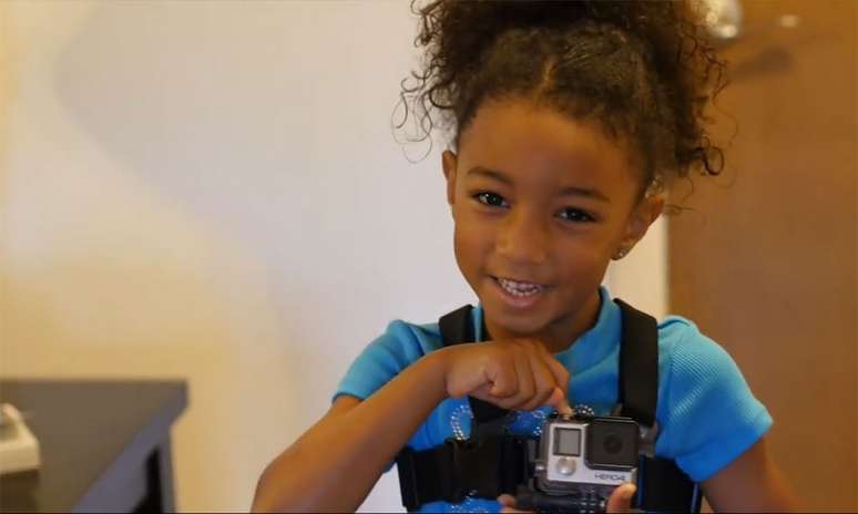 Com câmera presa ao corpo, garota de seis anos mostra sua "estreia" no jardim da infância