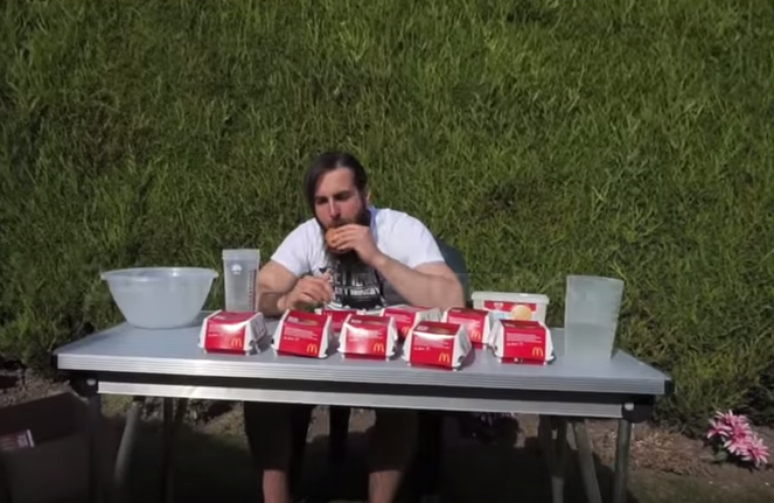 O inglês Adam Moran quase no final do desafio em que experimentou 17 Big Macs em uma hora