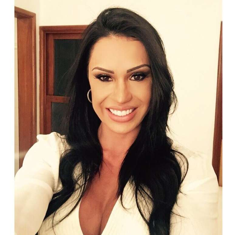 Gracyanne Barbosa com sorriso repaginado