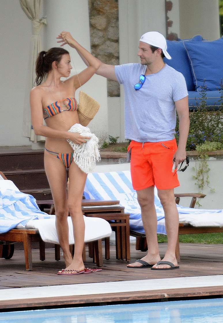 Bradley Cooper e sua namorada, a modelo Irina Shayk, trocam carícias à beira da piscina em hotel da ilha de Capri, na Itália