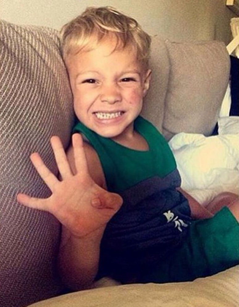 Davi Lucca aponta sua nova idade, 4 anos, em foto publicada pela mãe, Carol Dantas