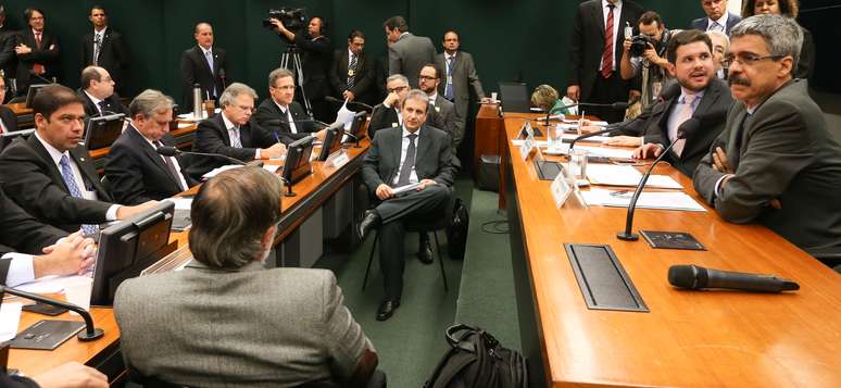 CPI da Petrobras tem acareação do doleiro Alberto Youssef e o ex-diretor de Abastecimento da estatal Paulo Roberto Costa