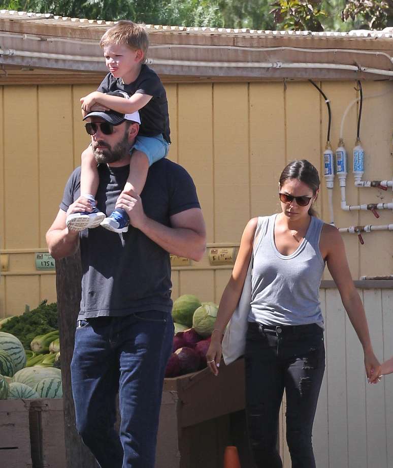 Ben Affleck carrega o filho Samuel durante passeio; família estava acompanhada de nova babá