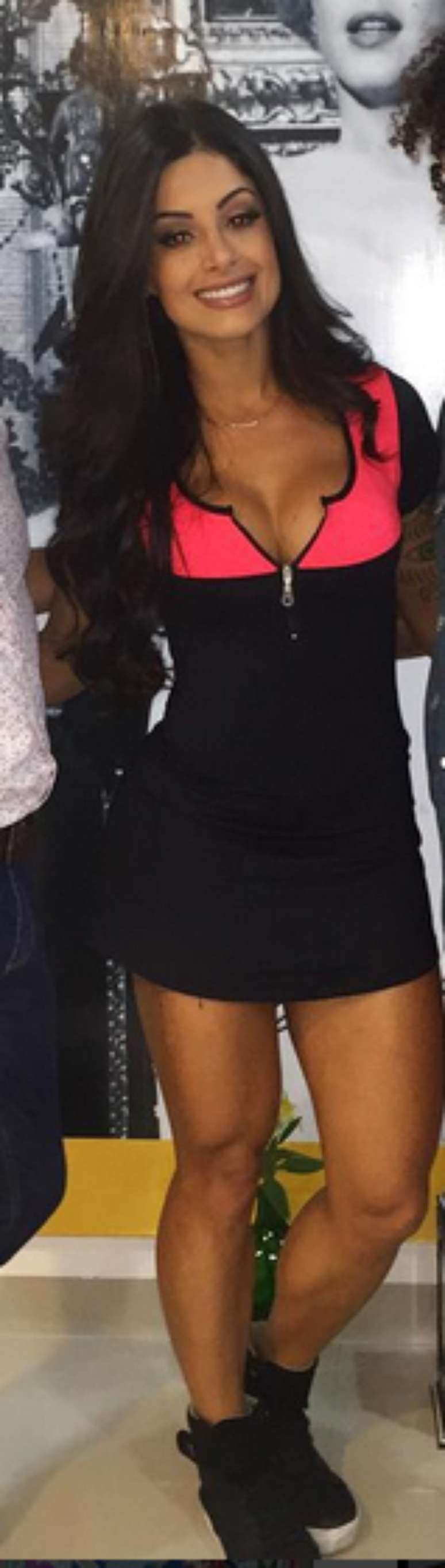 Ok, é look para ginástica, mas o zíper aberto em seios tão grandes, como da ex-bailarina do Faustão, pode ser uma armadilha perigosa