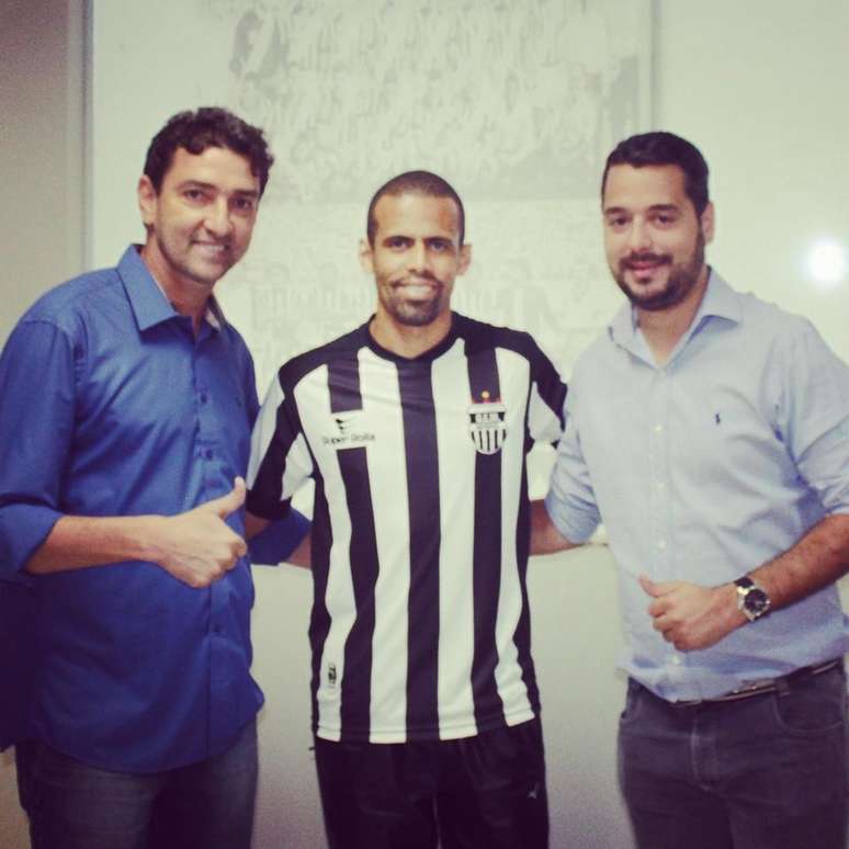 Joniel Piassa, diretor de futebol do Grêmio Maringá, Alex, e David Marcelo Ferreira, presidente do clube