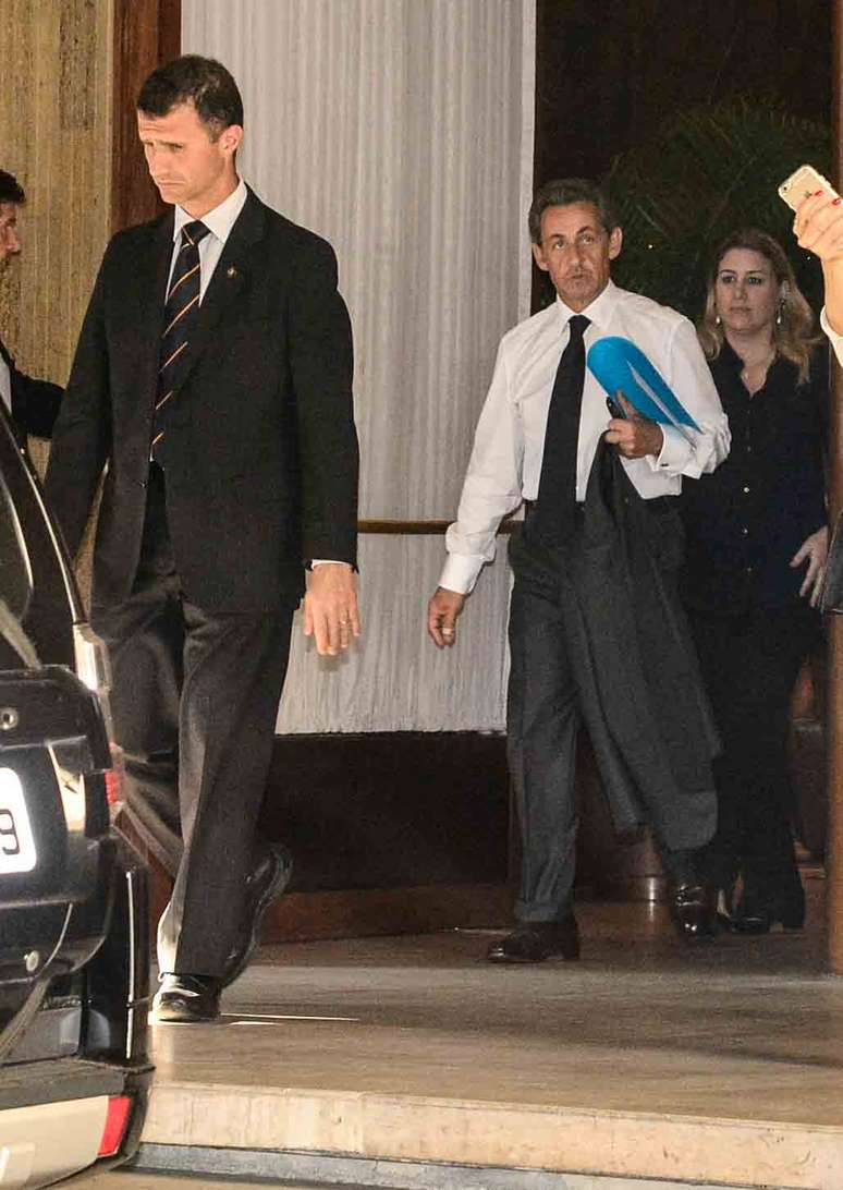 Ex-presidente francês Nicolas Sarkozy deixa hotel em São Paulo para prestigiar show da mulher, Carla Bruni